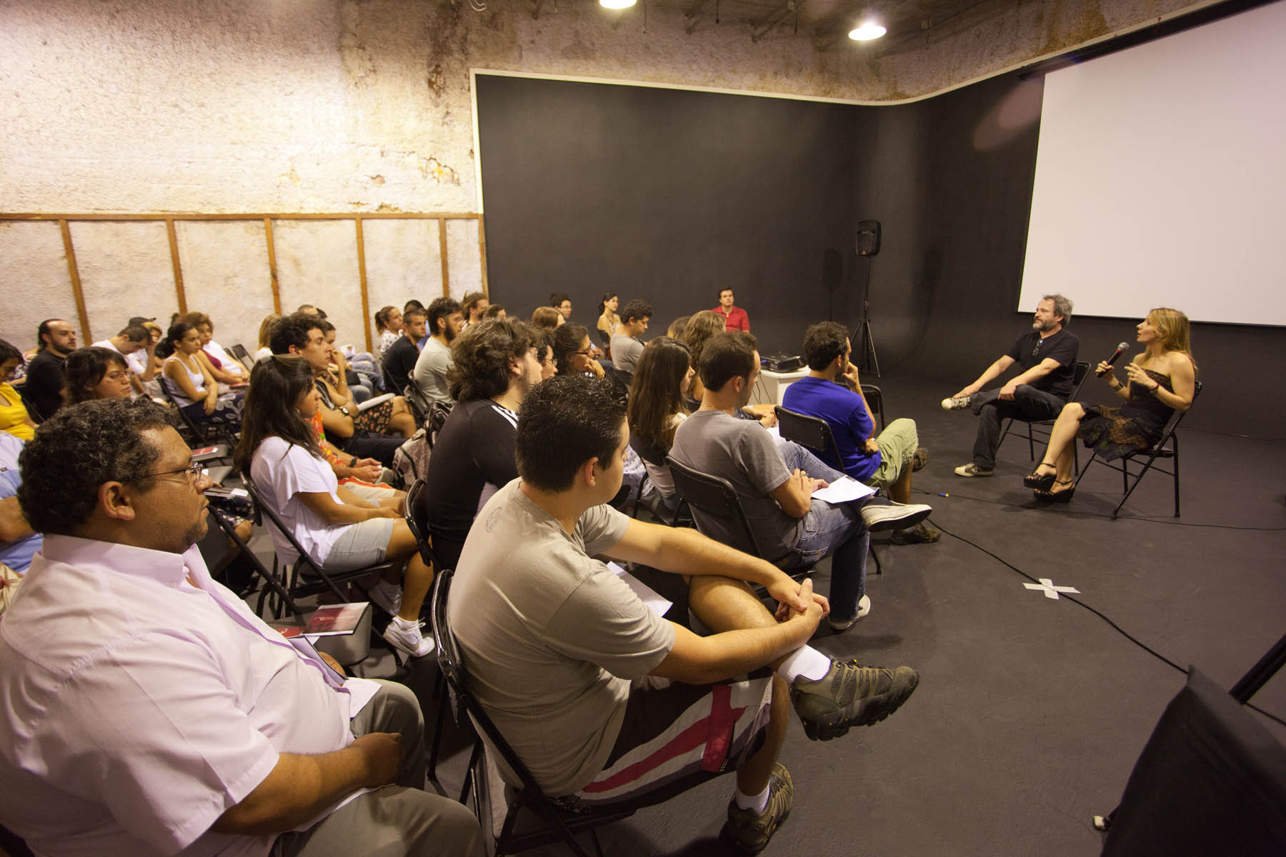 Leo Medeiros e Djin comparam partituras e roteiros