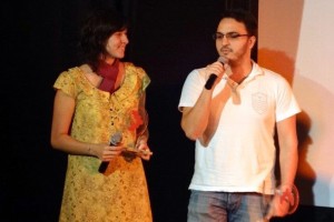 Patricia e Victor recebendo prêmio no Festival da Bahia