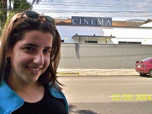 Em frente à fachada da antiga sede da AIC, em Curitiba.