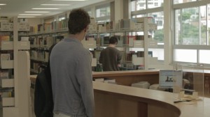 A fotografia do filme conta com composições de plano menos sofisticadas e  mais neutras.