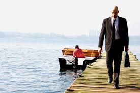 Marat Descartes como Alberto, o agente funerário de Corpo Presente