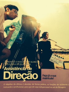 Ainda na época de estudante, Luiza segura a claquete num cartaz de divulgação de cursos da AIC.