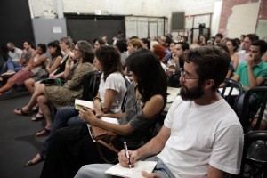 Publico atento durante a palestra.