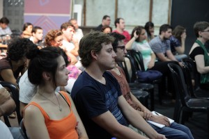 Plateia concentrada e emocionada no estúdio da AIC.