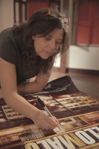 Assinando o poster do seu filme "Pelo Malo". Foto: Alessandra Haro