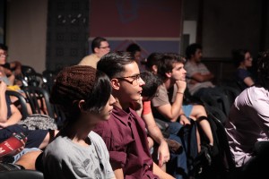 Plateia concentrada escutando a diretora e artista plástica. 