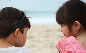 Atores Carol Murai e Enzo Dannemann em ação. Se divertindo e falando de amor.