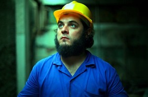 Henrique em cena do filme "Sinfonia de Um Homem Só", de Cristiano Burlan.