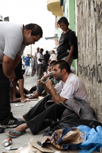O diretor e atores em ação na Cracolândia. 