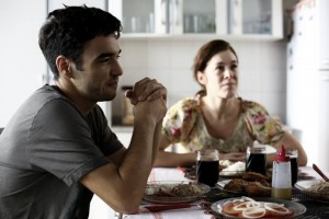 Caio Blat e Einat Falbel em cena de Metanoia. 