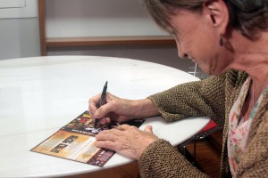 Brigitte, assinado o DVD de Mouling Rouge, na AIC RIO. 