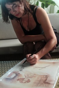 Rosana Urbes assinando o poster do filme, para compor a galeria da AIC. 