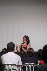 Rosana Urbes contando sobre o processo de produção de "Guida", na AIC Rio. 