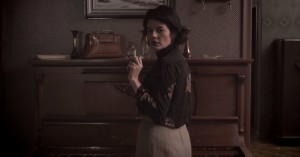 A atriz Gilda Nomacce em cena. 