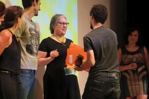 Lia Gandelman recebendo homenagem na Goiânia Mostra Curtas 