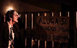 Sobre a arte do filme, Monica conta que já na leitura do roteiro as cores “vieram”, o roteiro me  instigou a propor cores diferentes para cada universo. “O universo do Fernando é mais azulado, chove, faz frio. Já o de Salvador traz uma paleta de cores quentes, conta. 