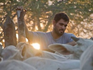 O ator Juliano Cazarre em Boi Neon