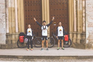 Thaís Zago, Victor Hugo e Rafael Dias, durante o desafio no Caminho de Santiago