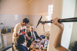 O diretor João Paulo Miranda Maria e os atores durante as gravações. 