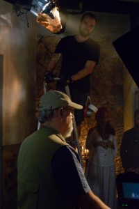 Gaffer Renan Felippe sempre atento ao diretor de fotografia 