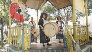 Cena de Esse Bumbo é Meu, documentário dos alunos Ruy Reis, Paula Simões, Dagmar Serpa, Marina Chekmysheva e Daniel Mirolli, com exibição em São Paulo