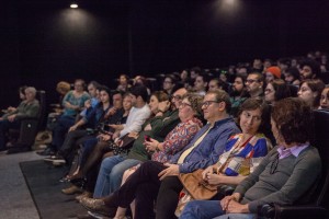 Cinema cheio com jurados, professores, alunos e familiares. 