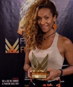 Danna Lisboa, transexual e não-atriz que estrela o filme “Cidade Neon” também trouxe questões importantes em seu discurso. Emocionada, após receber o prêmio por sua atuação, falou da necessidade da sociedade conhecer outros corpos, diferente daqueles que são ‘catalogados’ e conhecidos. 