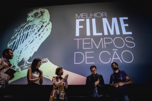 Ronaldo Dimer e Victor Amaro recebendo o prêmio por “Tempos de Cão”