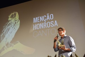 "Pelo trabalho preciso de câmera que, junto com inserções sutis e muito instigantes de áudio, dão corpo a uma observação audiovisual sensível e atual sobre as relações humanas através do espaço urbano, premiamos o filme Canto" - Menção Honrosa de Documentário