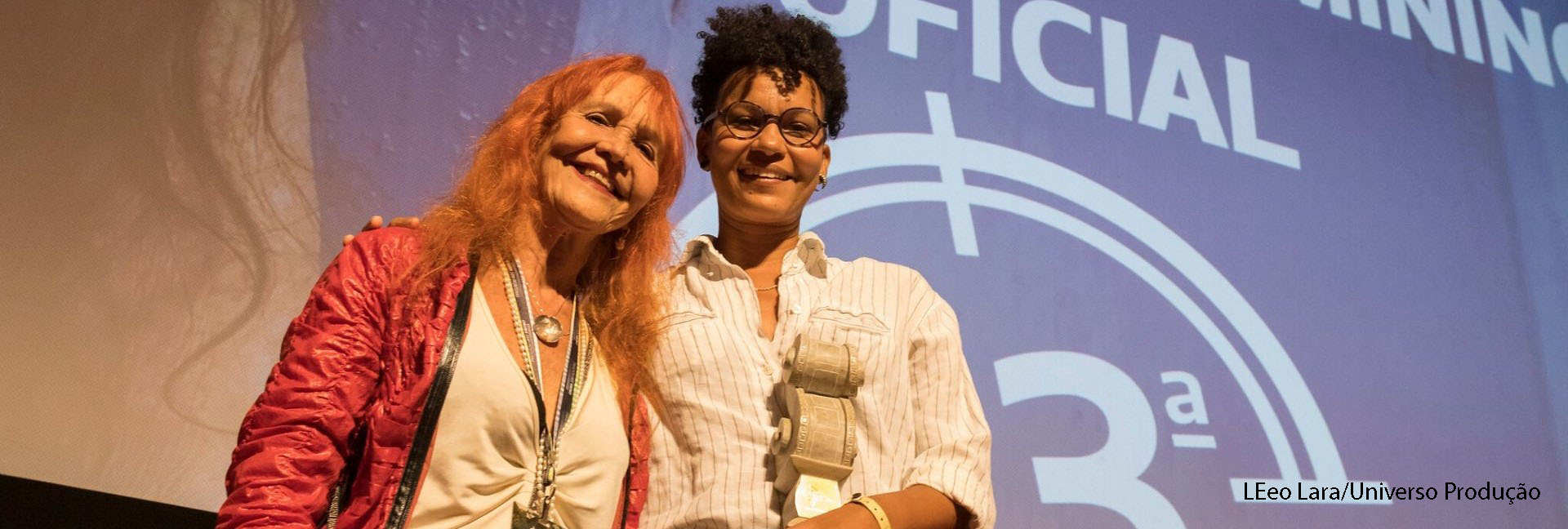 Professora e alunos da AIC na premiação da Mostra Tiradentes